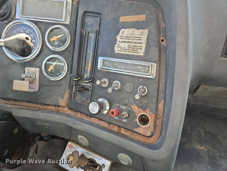 image for item EQ3584 1997 Ford  Max L-9000 grapple truck