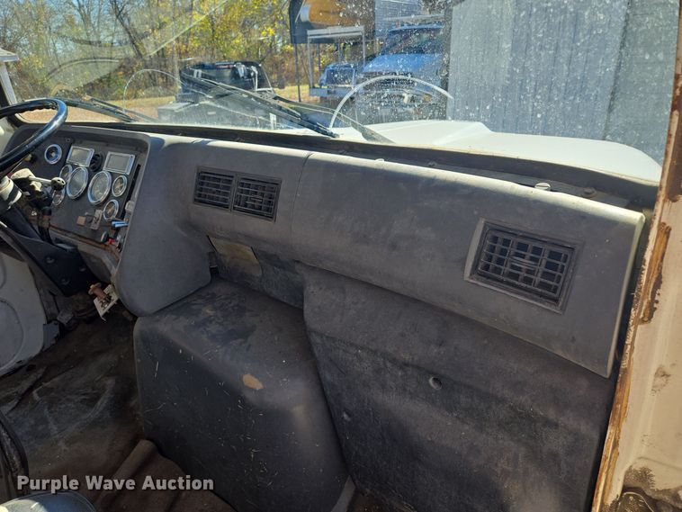 image for item EQ3584 1997 Ford  Max L-9000 grapple truck