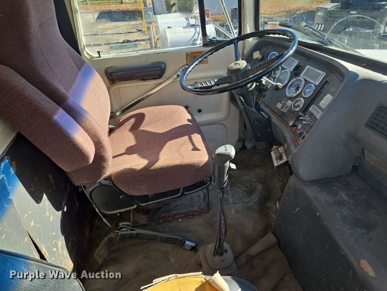 image for item EQ3584 1997 Ford  Max L-9000 grapple truck