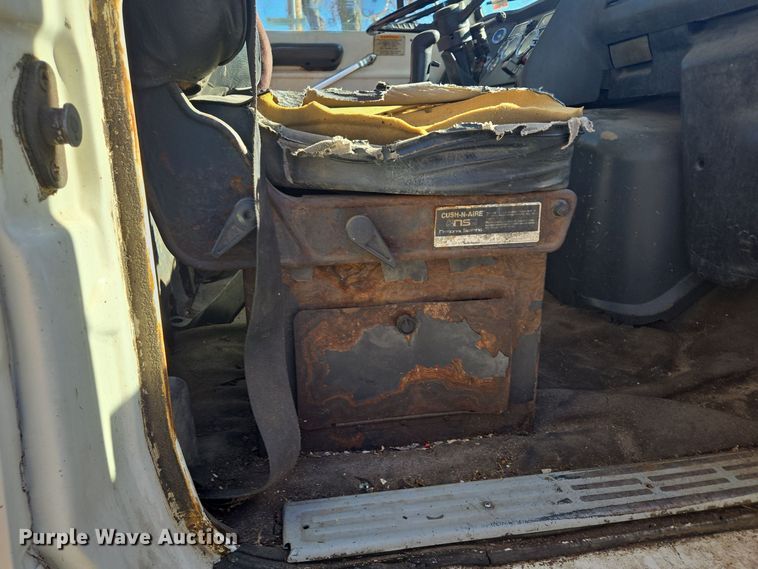 image for item EQ3584 1997 Ford  Max L-9000 grapple truck