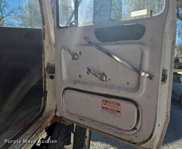 image for item EQ3584 1997 Ford  Max L-9000 grapple truck