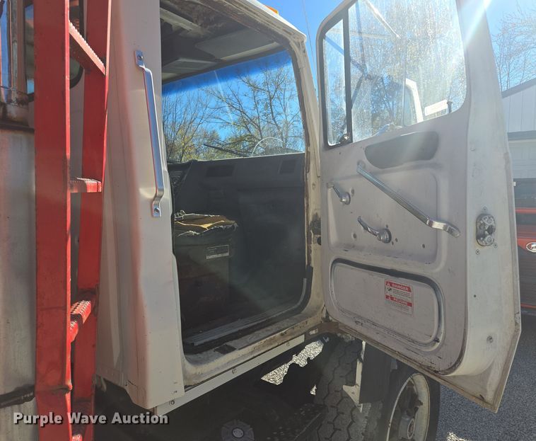 image for item EQ3584 1997 Ford  Max L-9000 grapple truck