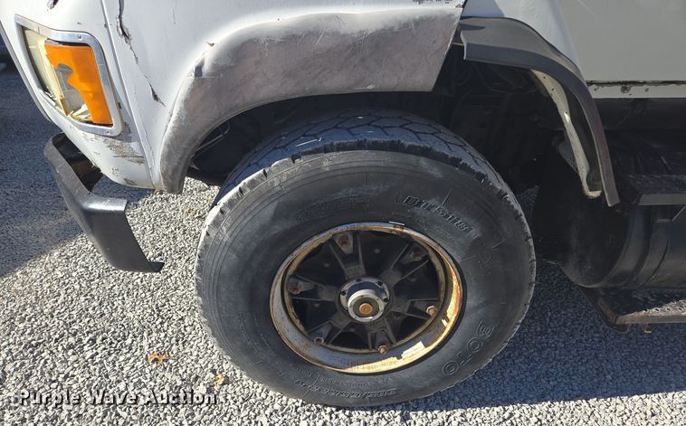 image for item EQ3584 1997 Ford  Max L-9000 grapple truck