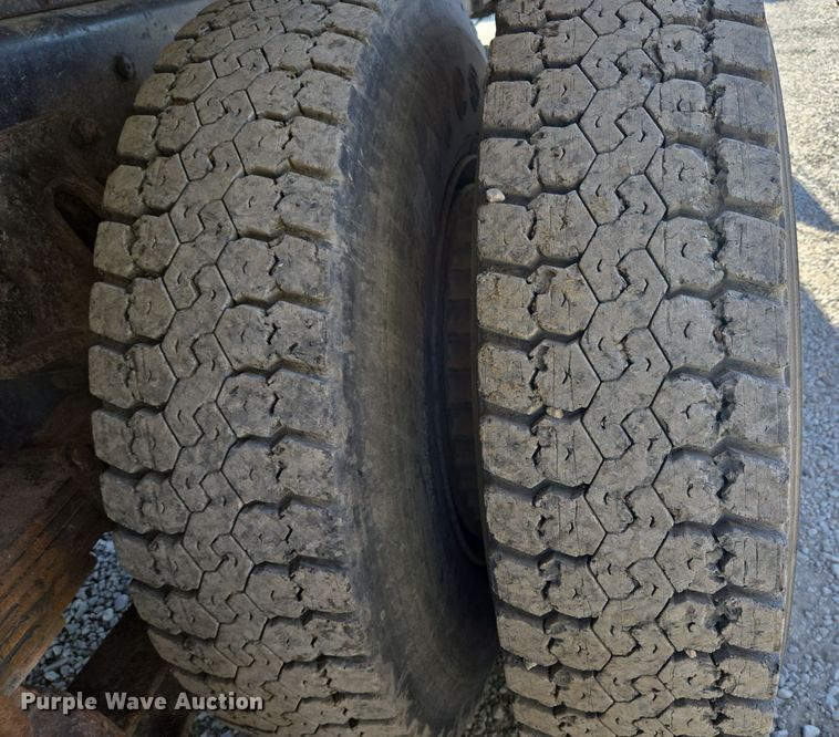 image for item EQ3584 1997 Ford  Max L-9000 grapple truck