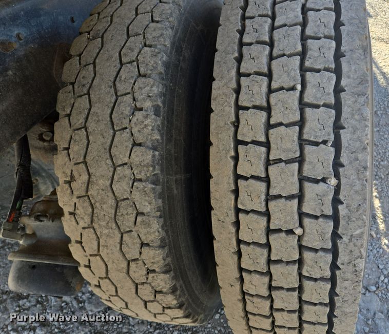 image for item EQ3584 1997 Ford  Max L-9000 grapple truck