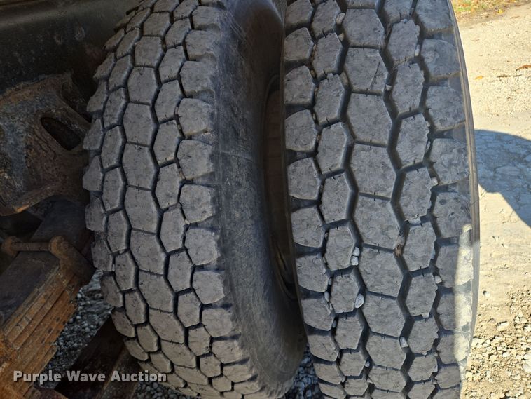 image for item EQ3584 1997 Ford  Max L-9000 grapple truck