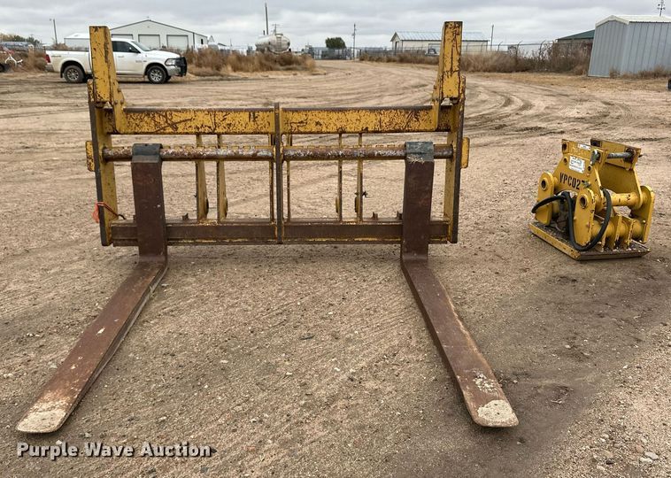 image for item ER8201 Caterpillar wheel loader forks