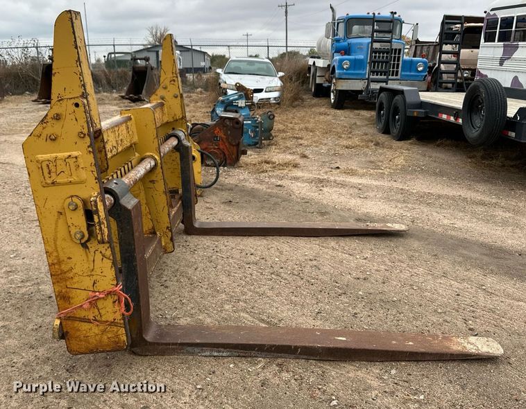 image for item ER8201 Caterpillar wheel loader forks