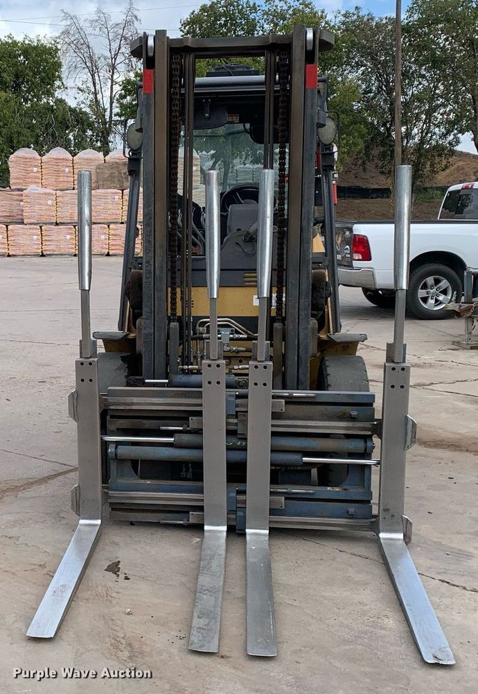 image for item JT9668 Caterpillar  DP40N forklift