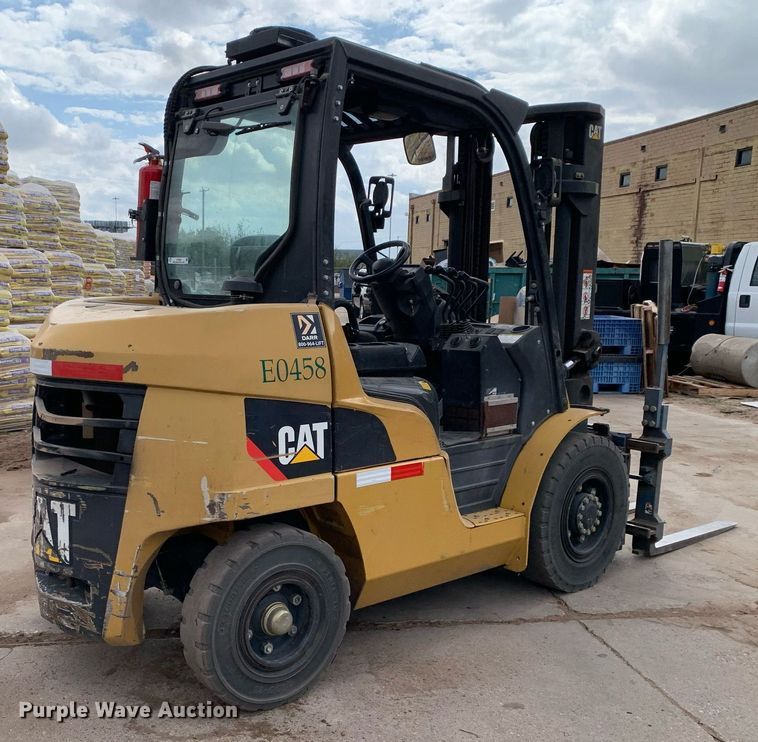 image for item JT9668 Caterpillar  DP40N forklift