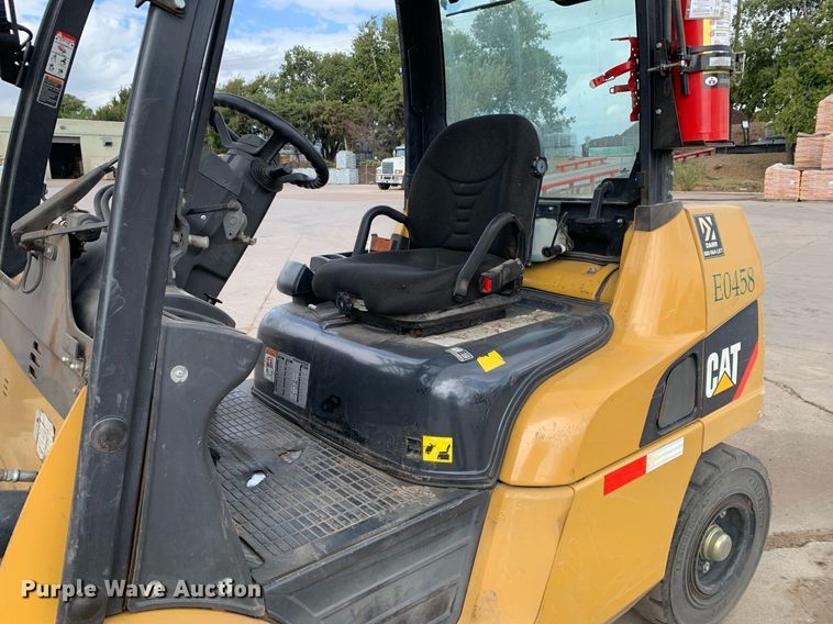image for item JT9668 Caterpillar  DP40N forklift