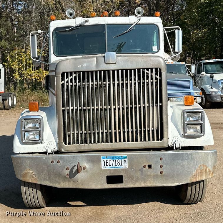 image for item LR9520 1989 International  F9370 semi truck