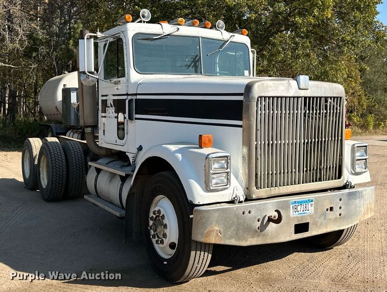 image for item LR9520 1989 International  F9370 semi truck