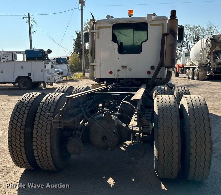 image for item LR9520 1989 International  F9370 semi truck