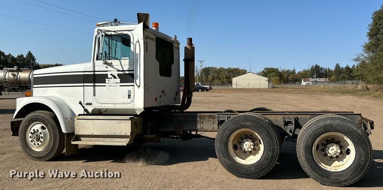 image for item LR9520 1989 International  F9370 semi truck