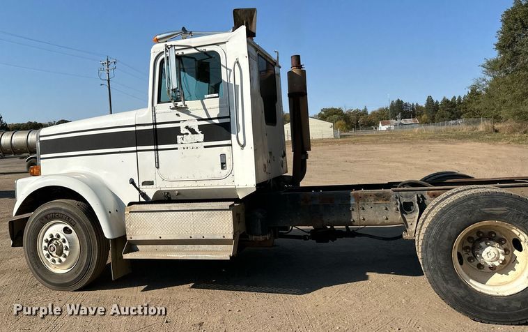 image for item LR9520 1989 International  F9370 semi truck