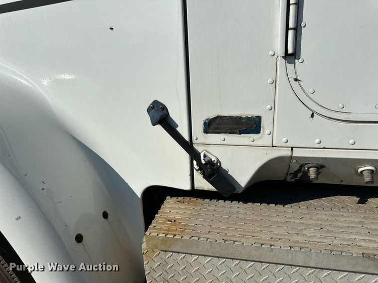 image for item LR9520 1989 International  F9370 semi truck