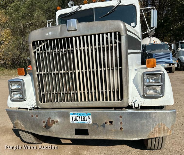 image for item LR9520 1989 International  F9370 semi truck