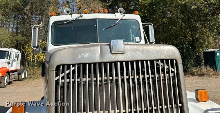 image for item LR9520 1989 International  F9370 semi truck