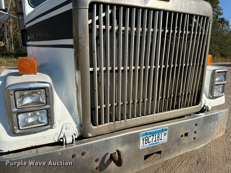 image for item LR9520 1989 International  F9370 semi truck