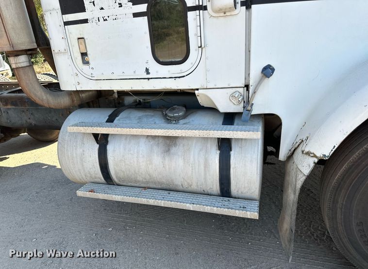 image for item LR9520 1989 International  F9370 semi truck