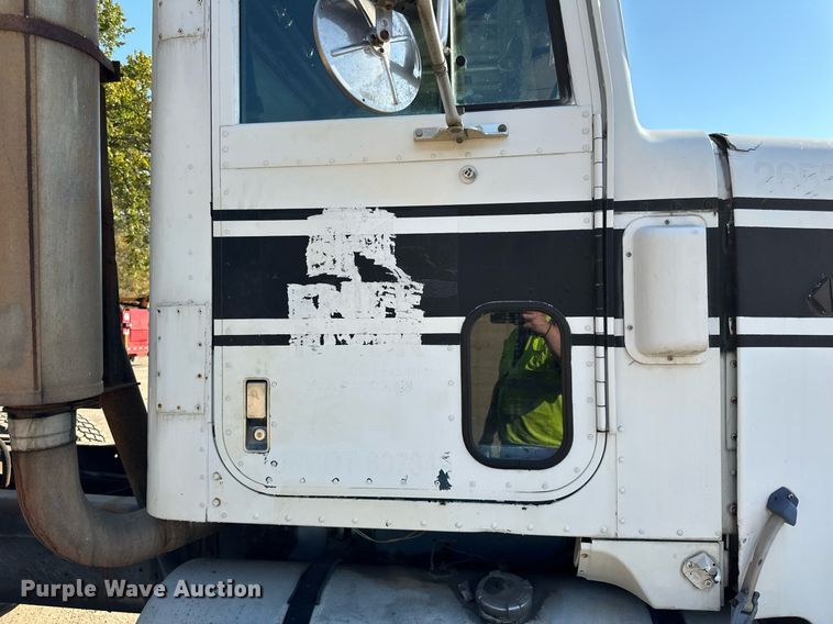 image for item LR9520 1989 International  F9370 semi truck