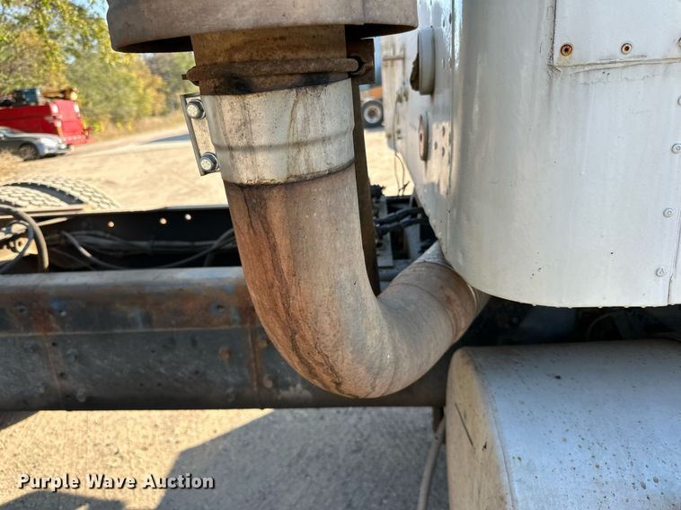 image for item LR9520 1989 International  F9370 semi truck