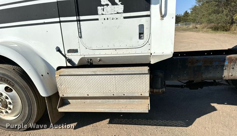 image for item LR9520 1989 International  F9370 semi truck