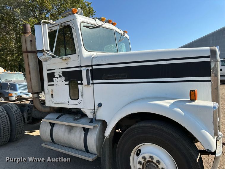 image for item LR9520 1989 International  F9370 semi truck