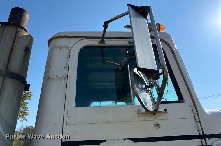 image for item LR9520 1989 International  F9370 semi truck