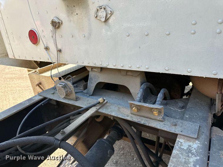 image for item LR9520 1989 International  F9370 semi truck