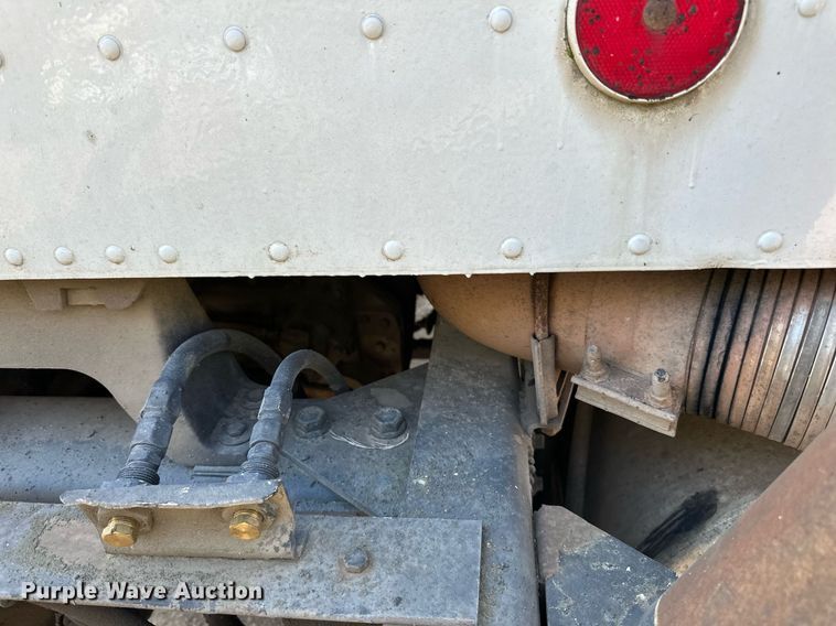 image for item LR9520 1989 International  F9370 semi truck