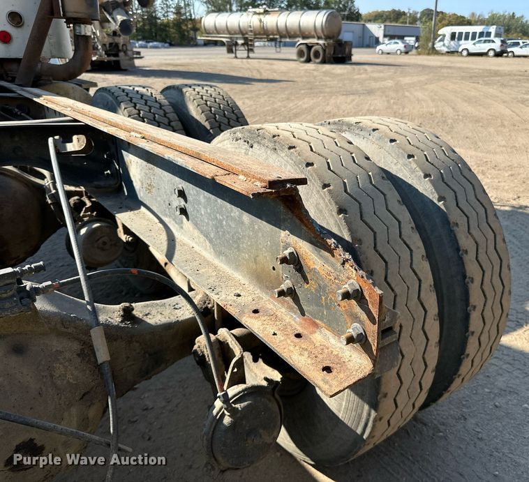 image for item LR9520 1989 International  F9370 semi truck