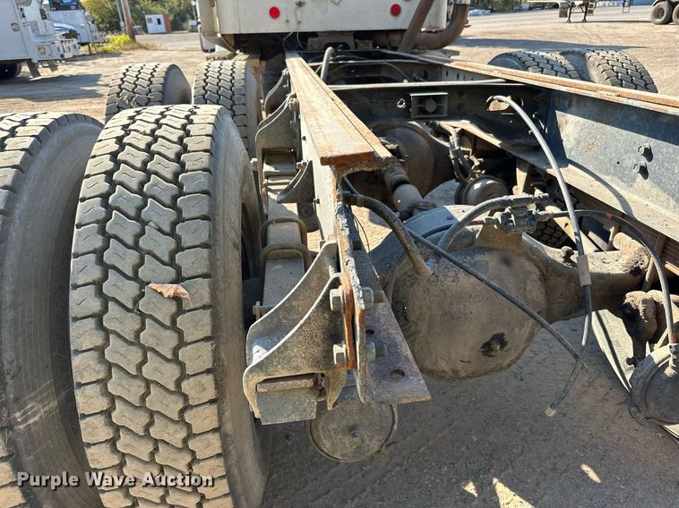 image for item LR9520 1989 International  F9370 semi truck