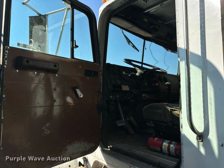 image for item LR9520 1989 International  F9370 semi truck