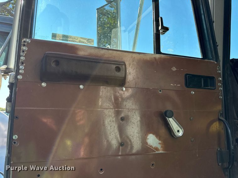 image for item LR9520 1989 International  F9370 semi truck