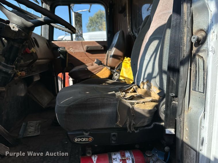 image for item LR9520 1989 International  F9370 semi truck