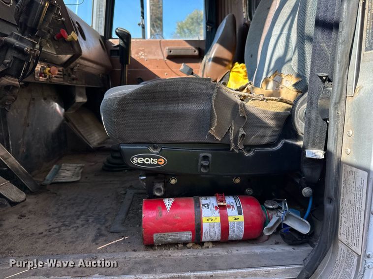 image for item LR9520 1989 International  F9370 semi truck