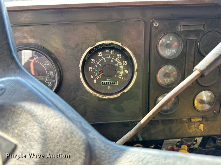 image for item LR9520 1989 International  F9370 semi truck