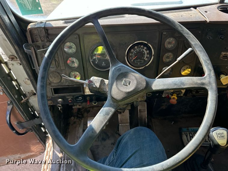 image for item LR9520 1989 International  F9370 semi truck