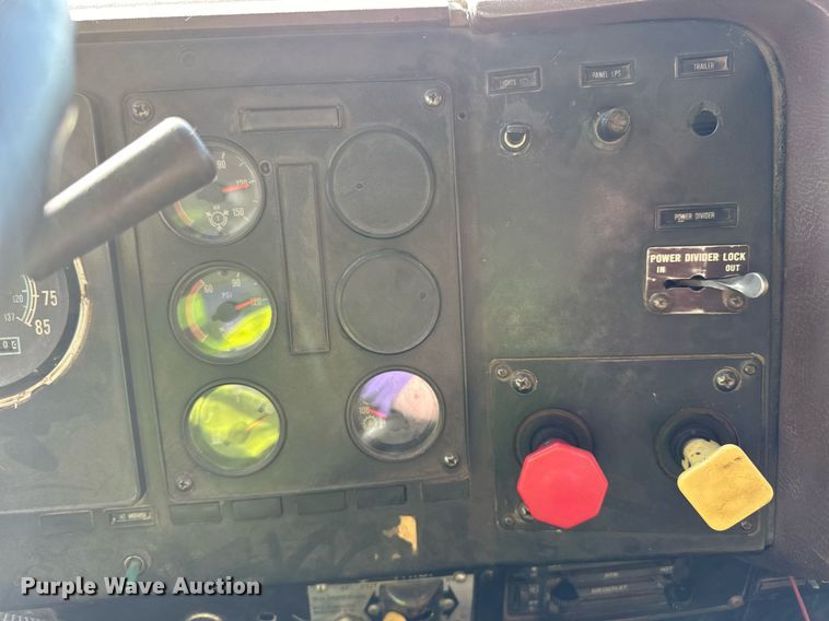 image for item LR9520 1989 International  F9370 semi truck