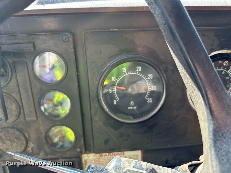 image for item LR9520 1989 International  F9370 semi truck