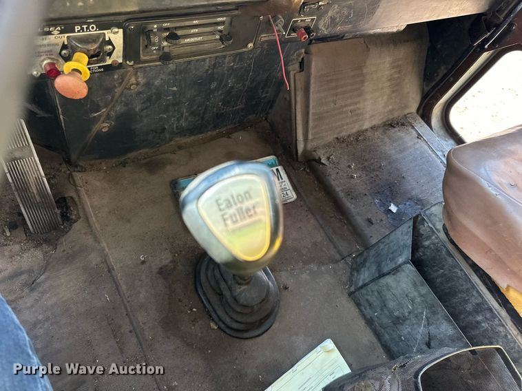 image for item LR9520 1989 International  F9370 semi truck