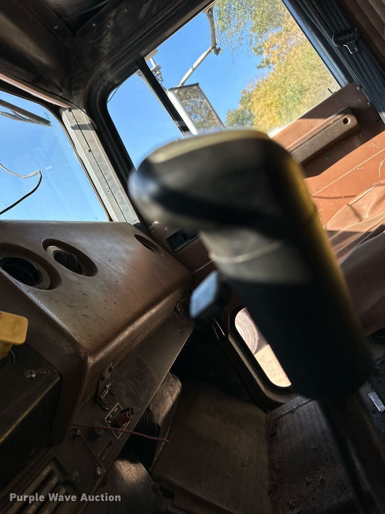 image for item LR9520 1989 International  F9370 semi truck