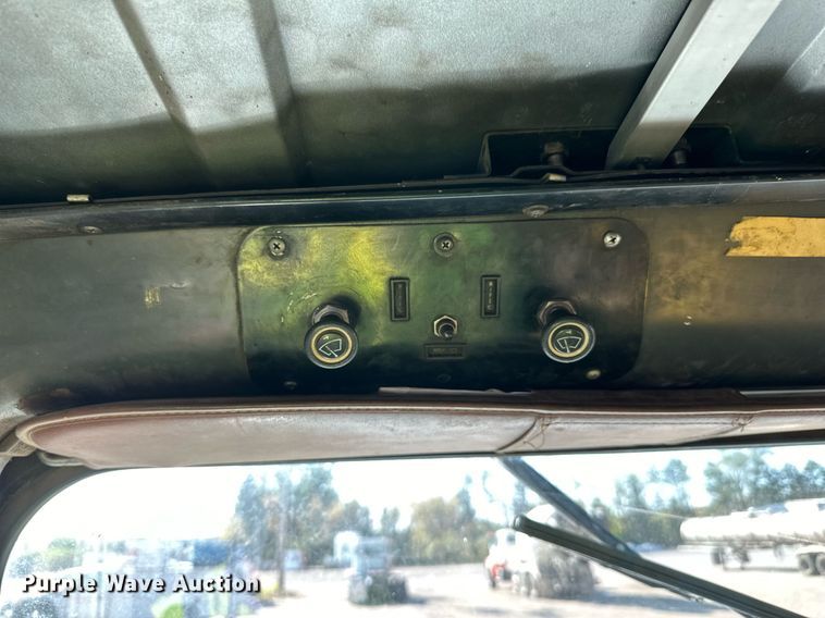 image for item LR9520 1989 International  F9370 semi truck