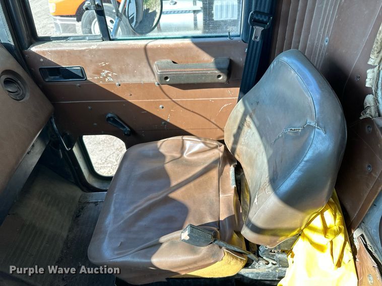 image for item LR9520 1989 International  F9370 semi truck