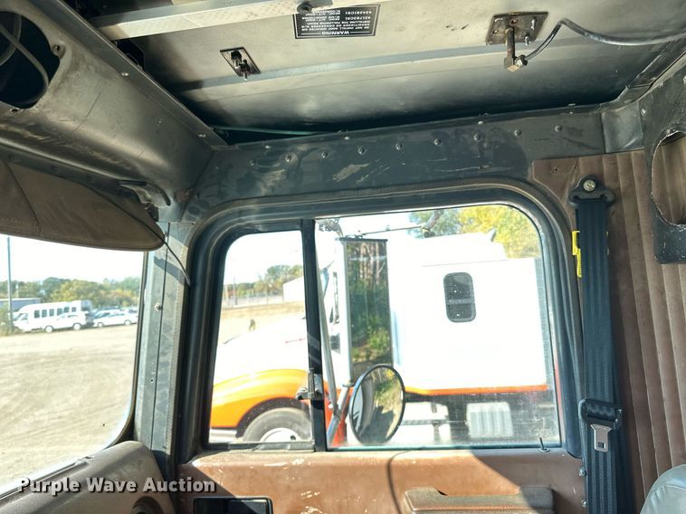 image for item LR9520 1989 International  F9370 semi truck