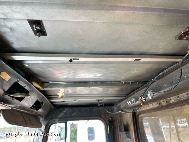 image for item LR9520 1989 International  F9370 semi truck