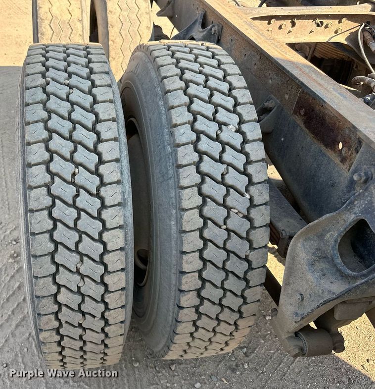 image for item LR9520 1989 International  F9370 semi truck