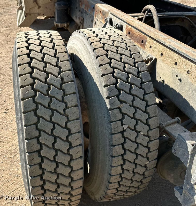 image for item LR9520 1989 International  F9370 semi truck